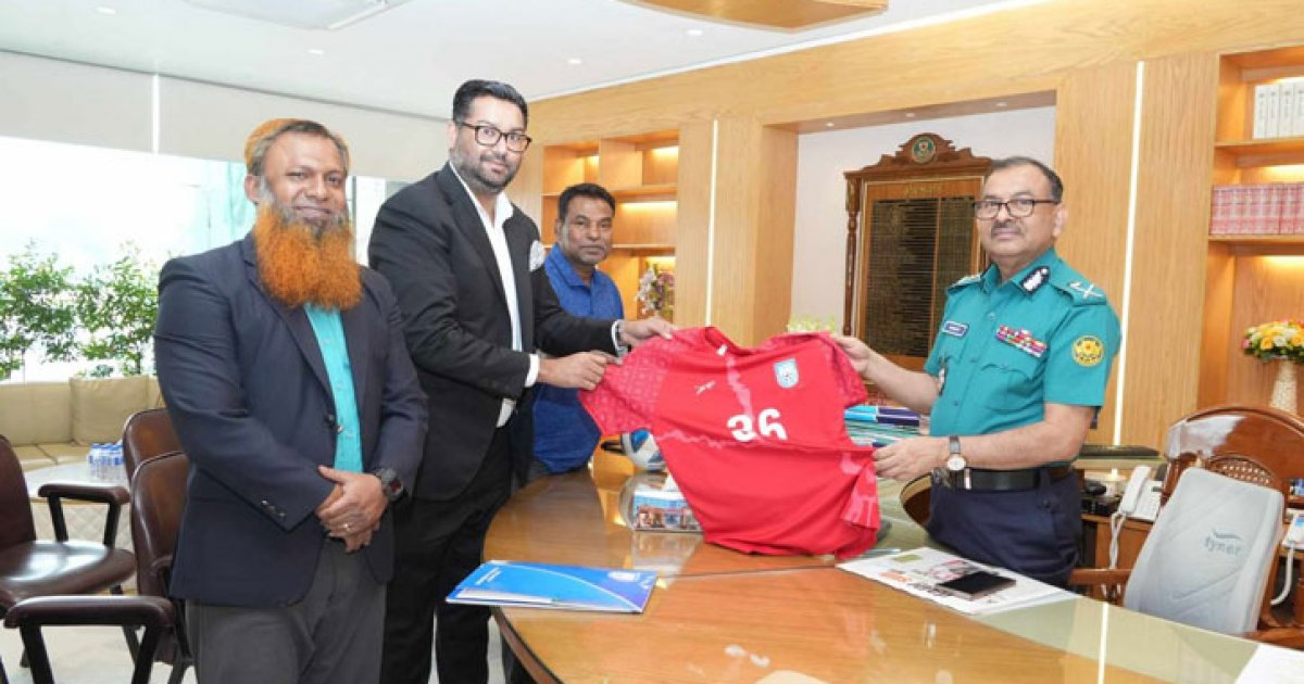 পুলিশ কমিশনারকে জার্সি ও বল দিলো বাফুফে