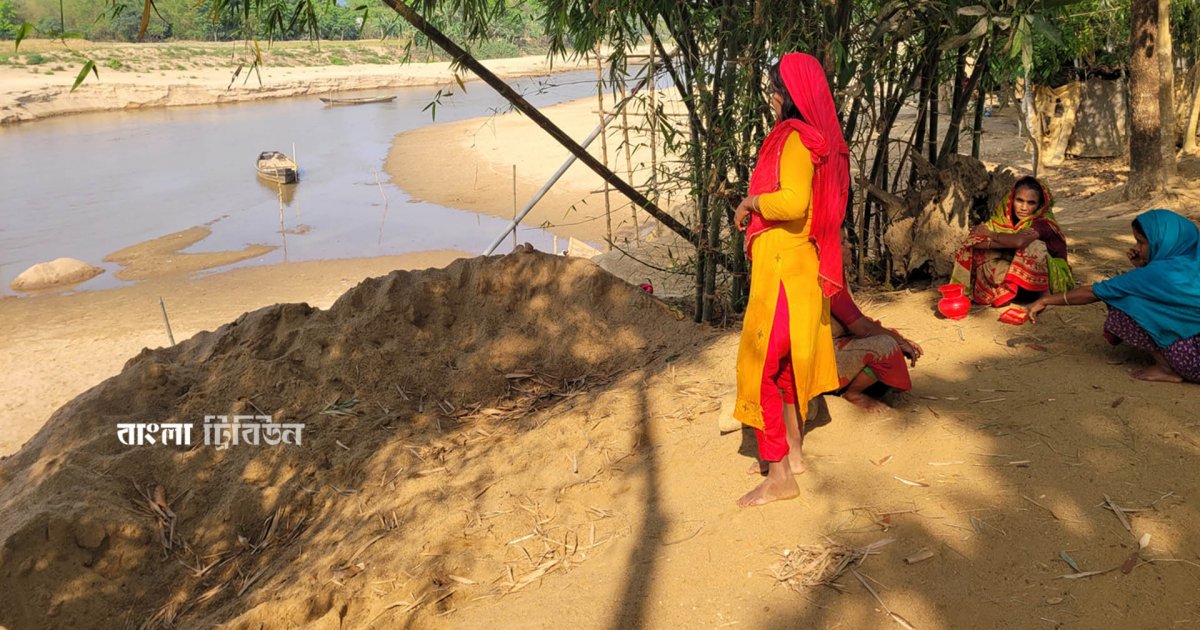 ২৫ বছরেও হয়নি স্থায়ী বেড়িবাঁধ, বর্ষা এলেই আতঙ্কে থাকেন তারা
