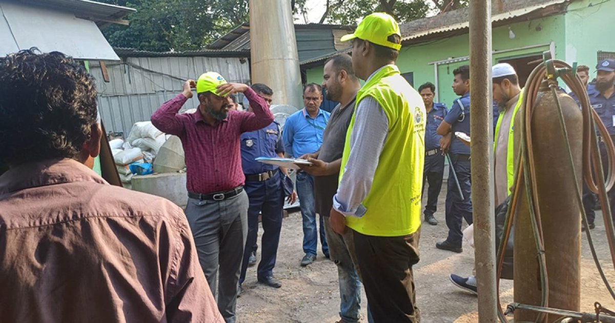কেরানীগঞ্জে অবৈধ ব্যাটারি কারখানা সিলগালা