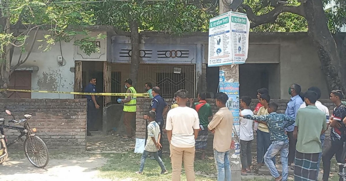 খাটের ওপর পড়ে ছিল আইনজীবীর মরদেহ