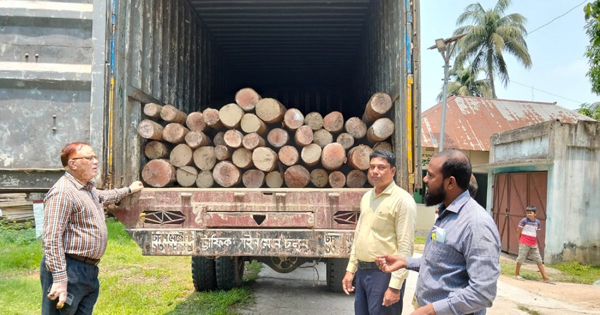 ১০ কিলোমিটার তাড়া করে কাভার্ডভ্যান ধরলো বন বিভাগ