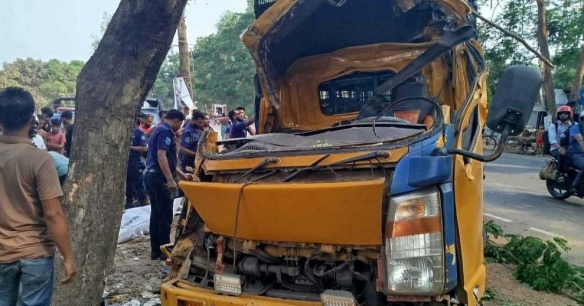 নিয়ন্ত্রণ হারিয়ে গাছে ধাক্কা দিলো পিকআপ ভ্যান, নিহত ৩