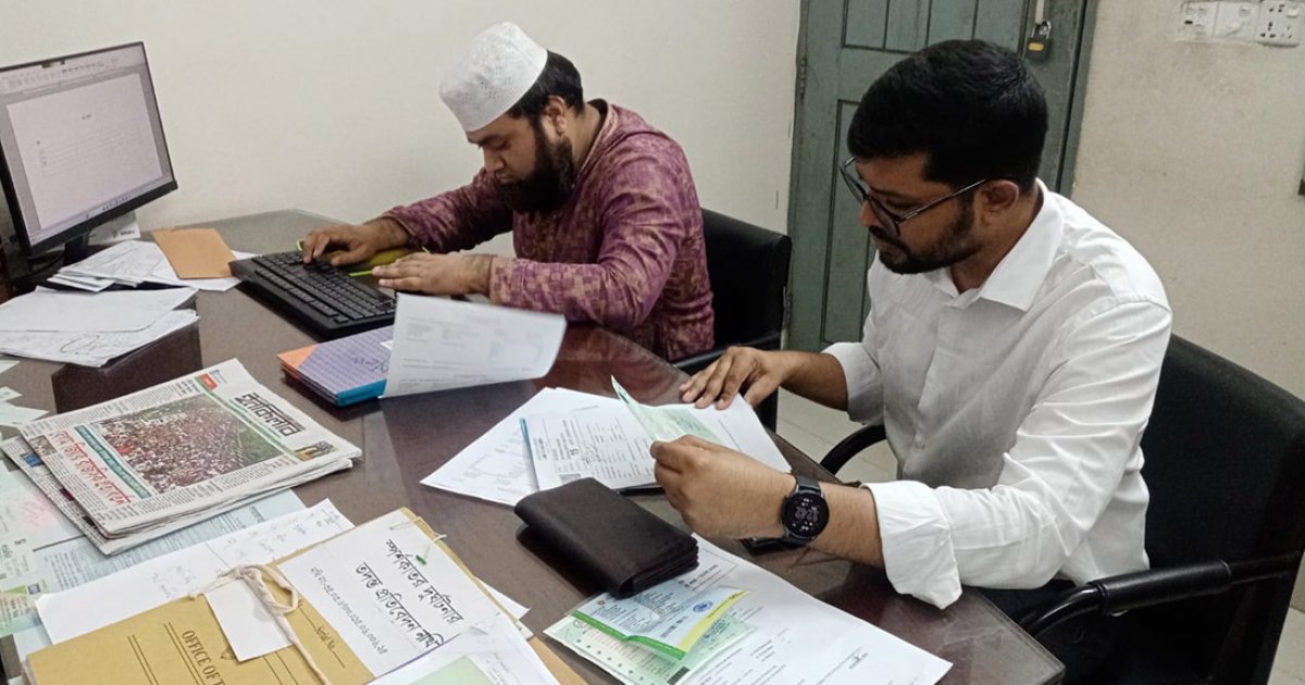 ছদ্মবেশে বিআরটিএ নারায়ণগঞ্জ কার্যালয়ে দুদক, দালাল সন্দেহে একজন আটক