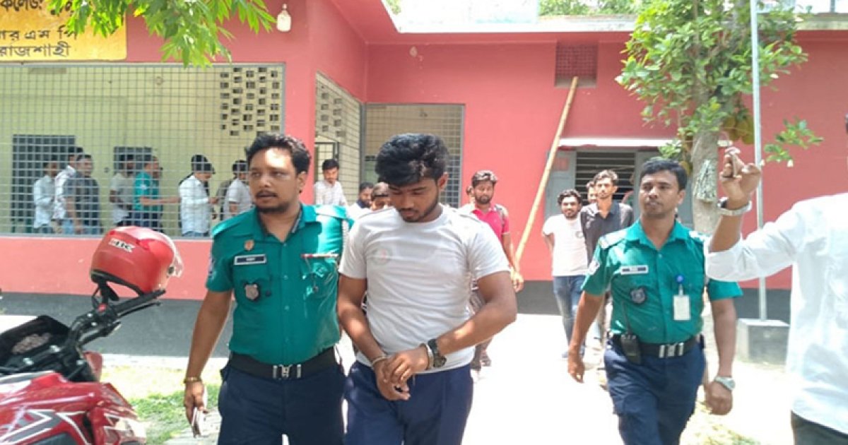 ক্লাস করতে আসা ছাত্রলীগ কর্মীকে পুলিশে সোপর্দ