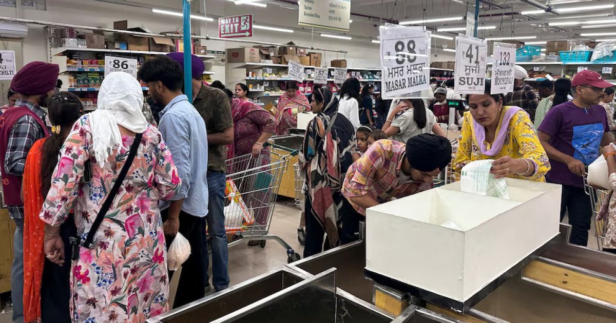 সীমান্ত এলাকায় খাদ্য মজুত ও নিরাপদ আশ্রয়ে ছুটছে মানুষ