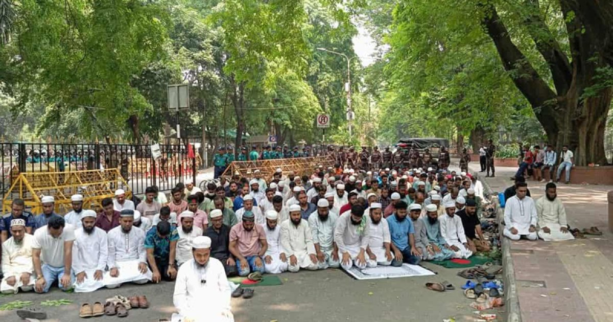 প্রধান উপদেষ্টার বাসভবনের সামনে আন্দোলনকারীদের নামাজ আদায়