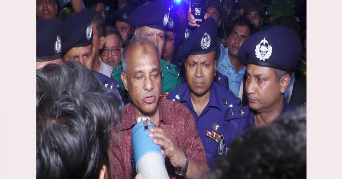 সৈয়দপুর বিমানবন্দরে স্বরাষ্ট্র উপদেষ্টার গাড়িবহর আটকে বিক্ষোভ