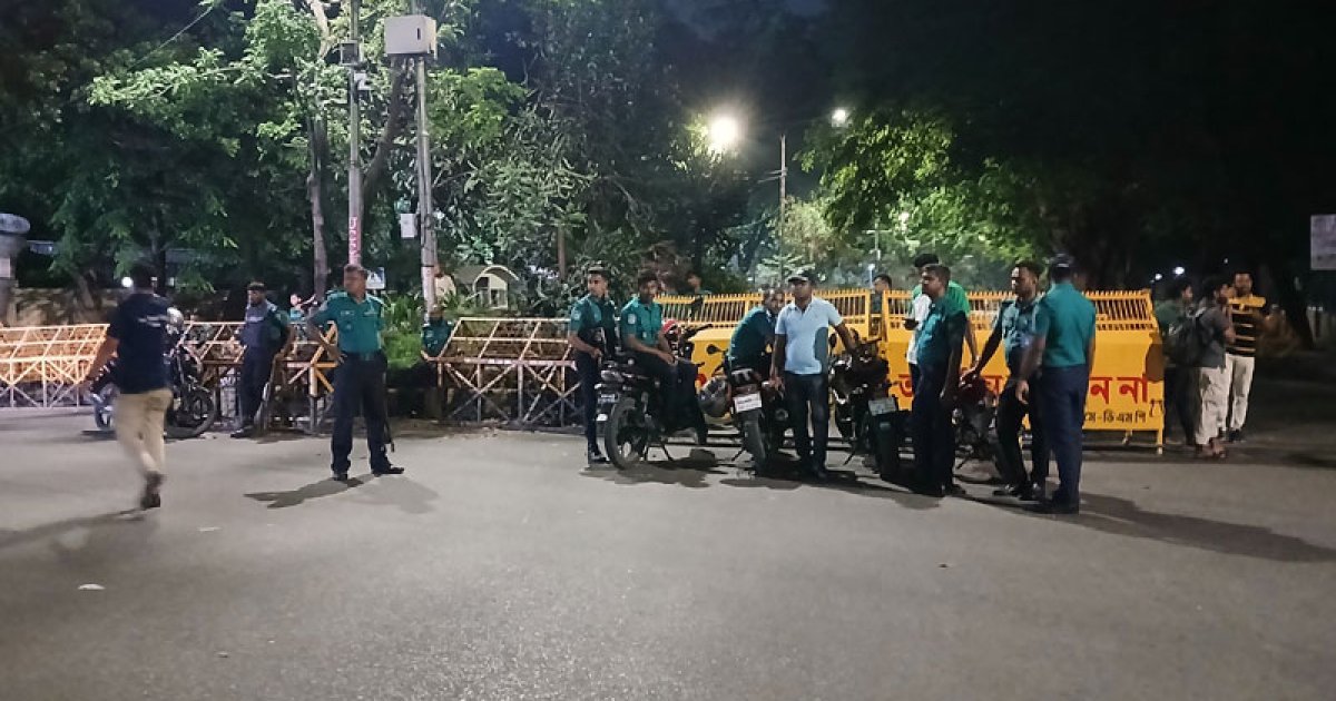 যমুনার সামনে আইনশৃঙ্খলা বাহিনীর সতর্ক অবস্থান