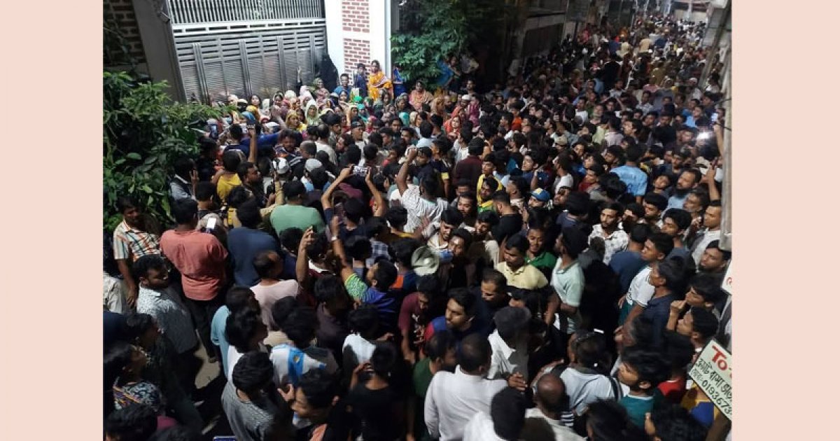 নারায়ণগঞ্জের সাবেক মেয়র আইভীর বাড়ির অভিমুখে পুলিশ, এলাকাবাসীর বাধা