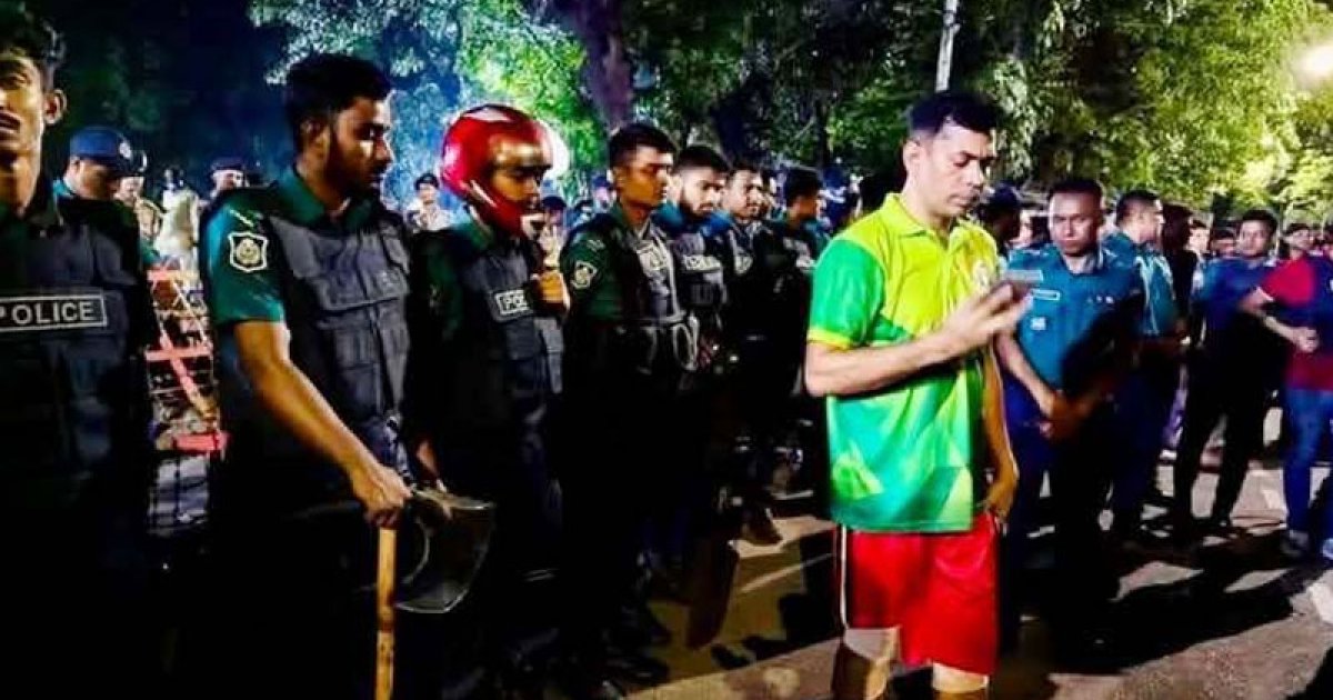 জার্সি পরেই যমুনার সামনে দায়িত্বে রমনার ডিসি মাসুদ আলম