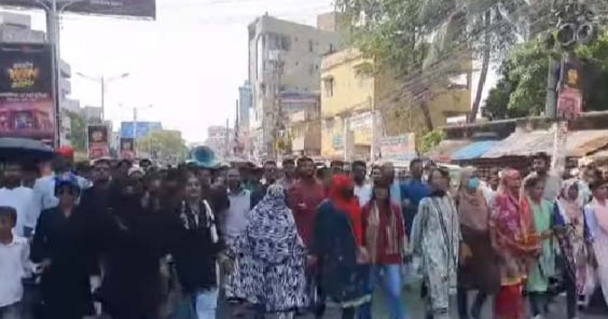 আওয়ামী লীগকে নিষিদ্ধের দাবিতে খুলনায় ব্লকেড