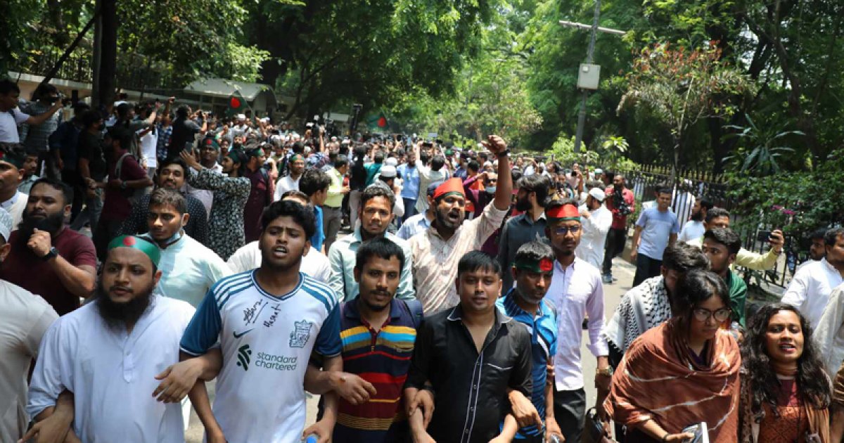 স্লোগানে স্লোগানে উত্তাল সমাবেশস্থল