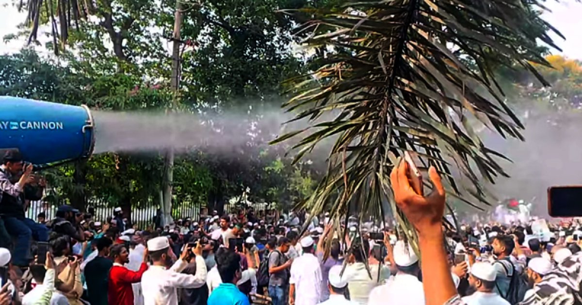 বিক্ষোভকারীদের ওপর ‘ঠান্ডা পানি স্প্রে’ করছে সিটি করপোরেশন