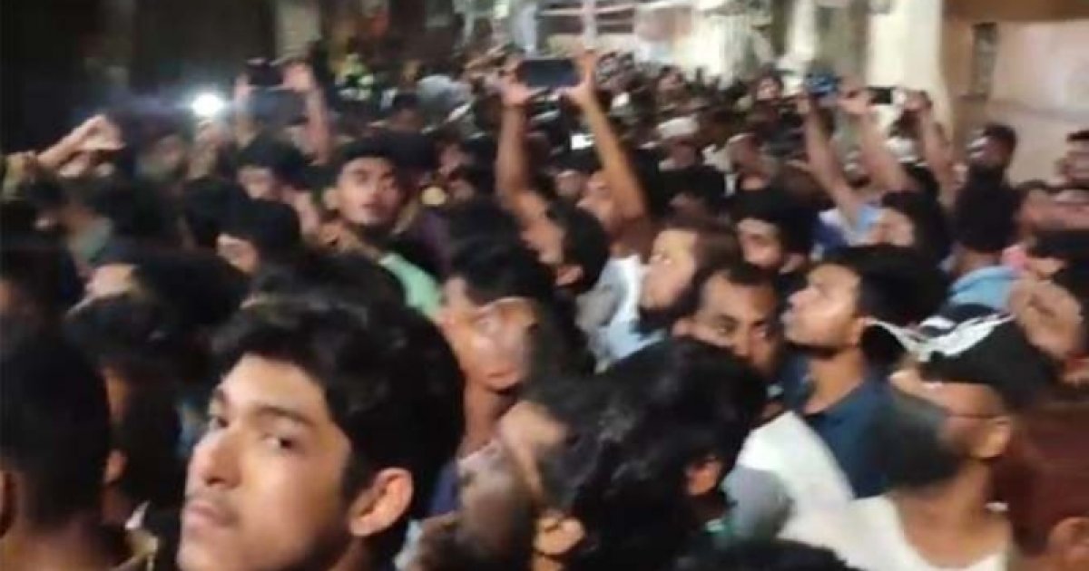 সাবেক মেয়র আইভীকে আটক করতে গিয়ে অবরুদ্ধ পুলিশ, এলাকাবাসীর বিক্ষোভ