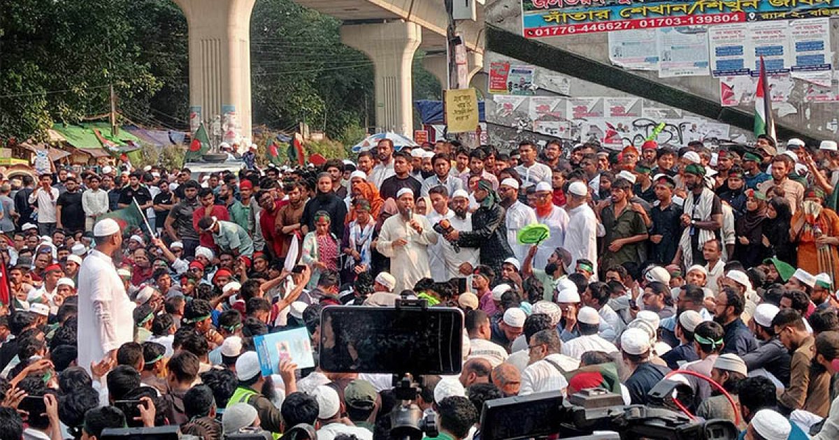 শাহবাগে গণজমায়েতে এখনও বাড়ছে মানুষের উপস্থিতি