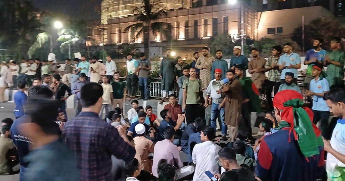 ‘মার্চ টু যমুনা’ ঘোষণা দিয়ে হোটেল ইন্টারকন্টিনেন্টালের সামনে হাসনাতরা
