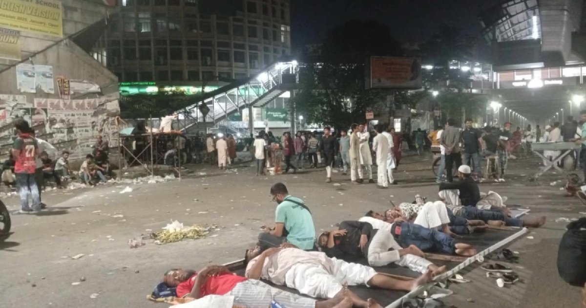আ.লীগ নিষিদ্ধের আন্দোলনে বিরতি ঘোষণা, শাহবাগেই ঘুমিয়ে পড়েছেন হাসনাত