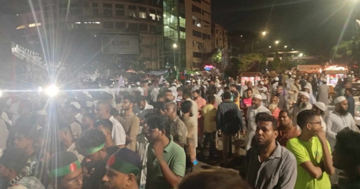 শাহবাগে মধ্যরাতেও উপচেপড়া ভিড়, চলছে ডকুমেন্টারি প্রদর্শনী