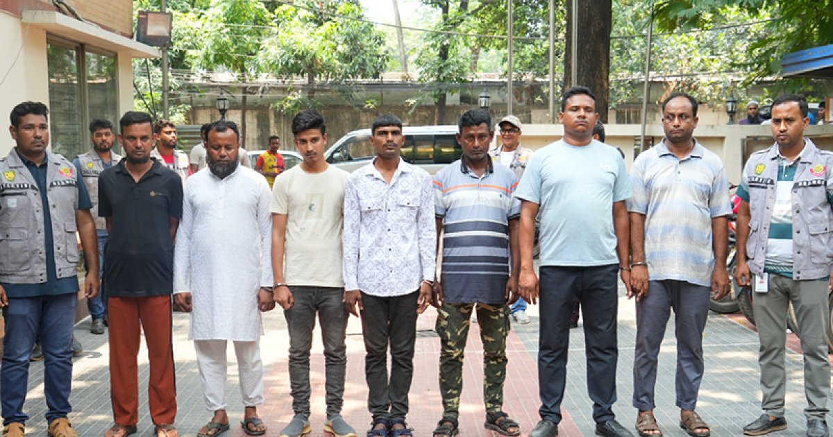 স্বর্ণের দোকানে ডাকাতির প্রস্তুতি, অস্ত্র ও ককটেলসহ গ্রেফতার ৭