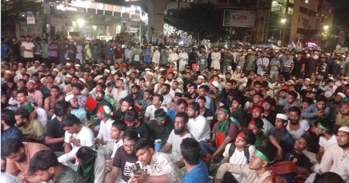 সরকারের সঙ্গে বৈঠকে হাসনাতসহ শীর্ষ নেতারা, সিদ্ধান্তের অপেক্ষায় শাহবাগের আন্দোলনকারীরা