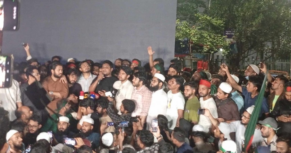 আন্দোলন সমাপ্ত ঘোষণা করলেন হাসনাত