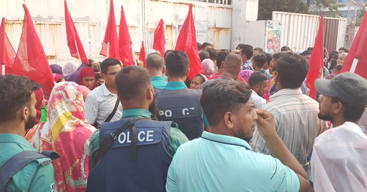 ১৪ মাসের বেতন বকেয়া: বিক্ষোভে মালিকপক্ষের হামলায় পাঁচ নারী শ্রমিক আহত