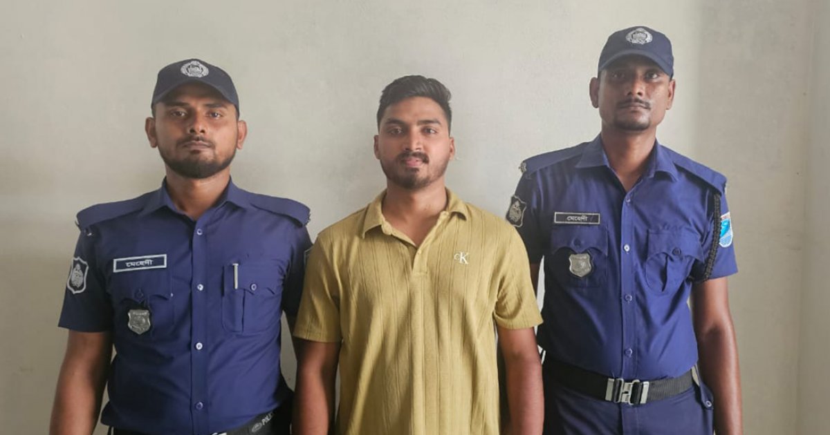 লঞ্চে তরুণীদের মারধরের ঘটনায় মামলা, আসামি সেই যুবকসহ ২৫ জন