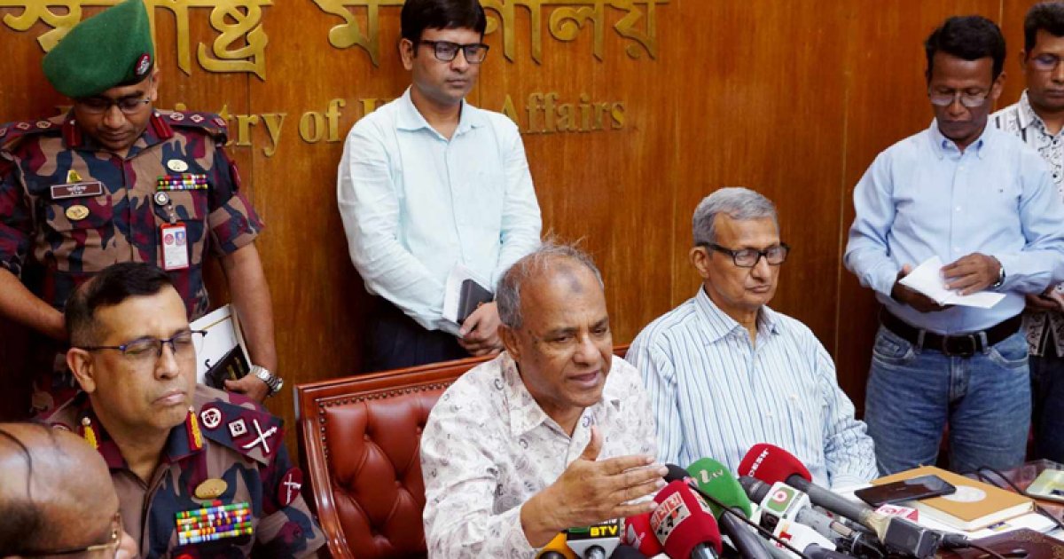 পুলিশের হাতে মারণাস্ত্র না রাখার সিদ্ধান্ত: স্বরাষ্ট্র উপদেষ্টা