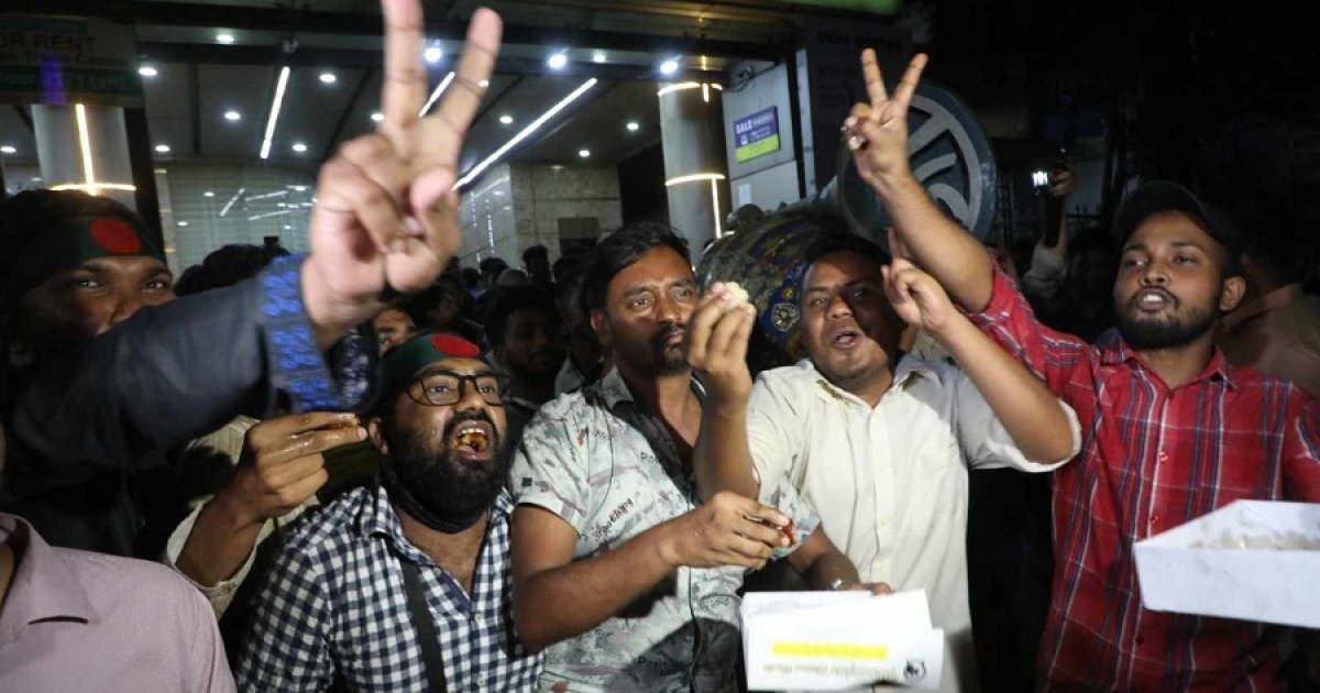 আ.লীগের দলীয় কার্যক্রম নিষিদ্ধের প্রজ্ঞাপনে এনসিপির মিষ্টি বিতরণ