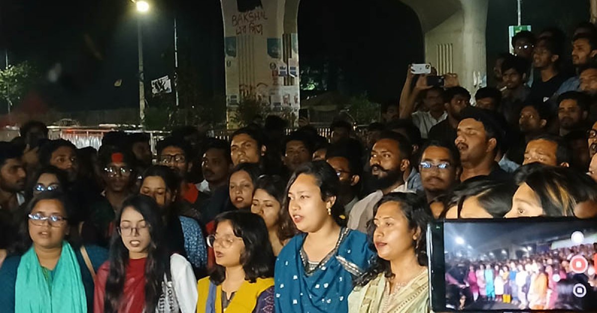 ঢাবিতে সম্মিলিত কণ্ঠে শিক্ষার্থীদের জাতীয় সংগীত পরিবেশন