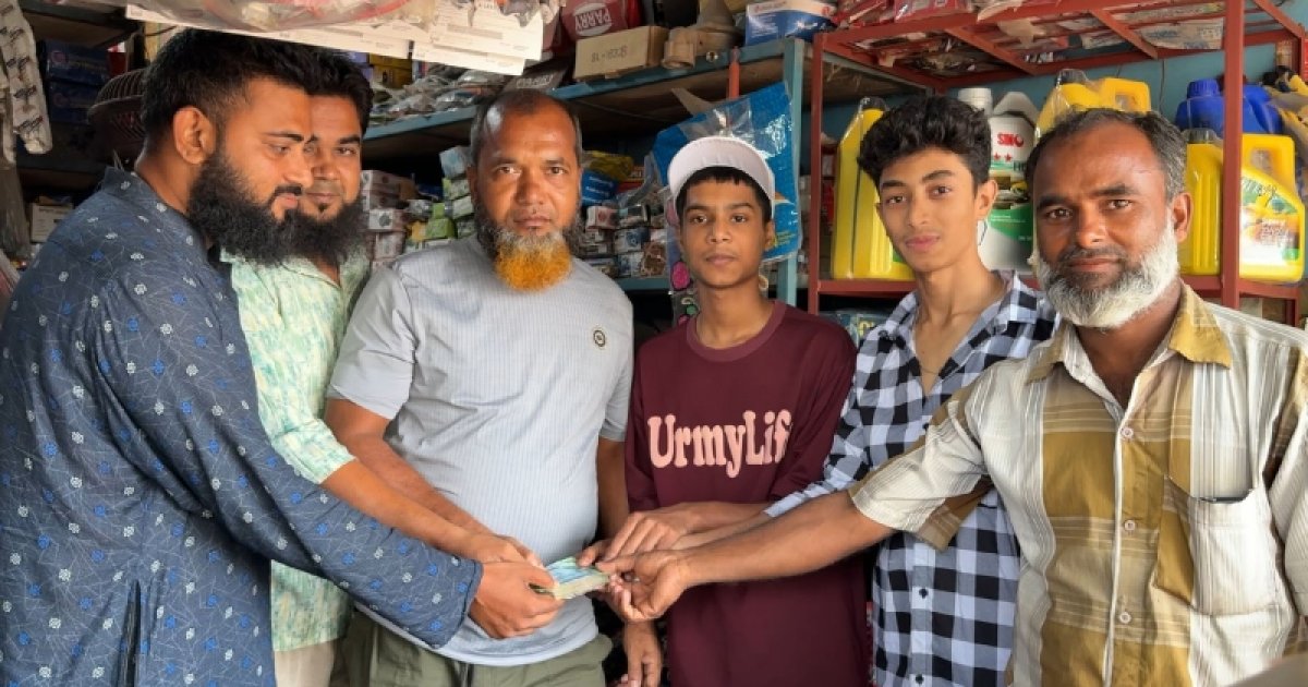 রাস্তায় পাওয়া ৪৯ হাজার টাকা মালিককে ফিরিয়ে দিলো দুই কিশোর