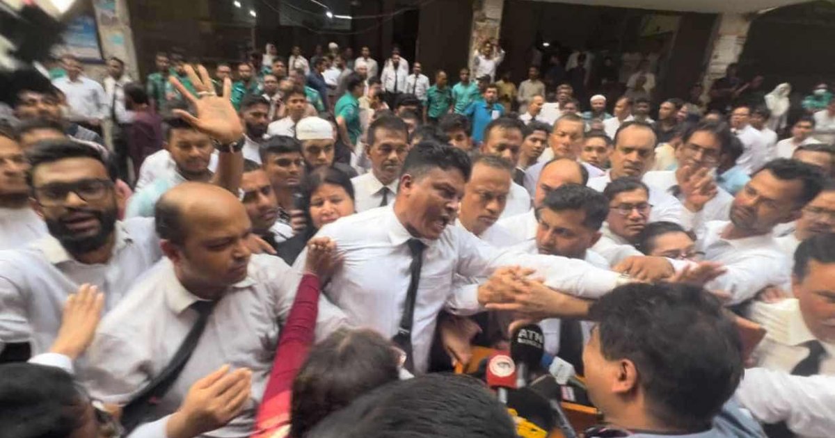 আদালতপাড়ায় সাংবাদিকদের ওপর চড়াও আইনজীবীরা, দেখে নেওয়ার হুমকি