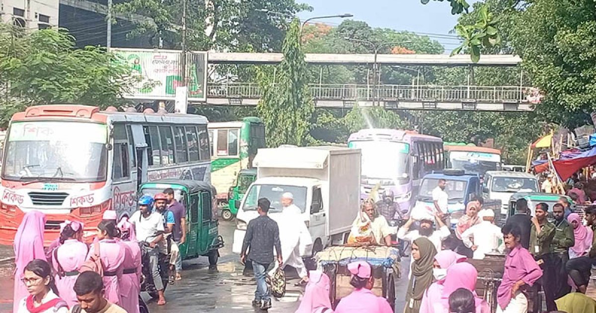 শাহবাগে নার্সিং শিক্ষার্থীদের আন্দোলন, তীব্র যানজট