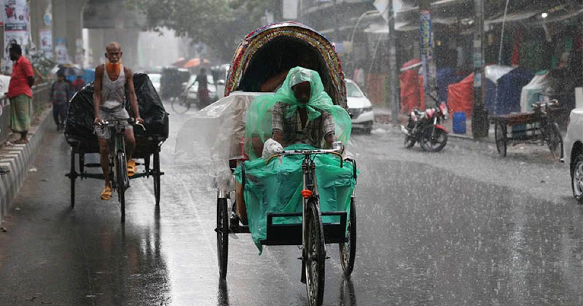 রাজধানীর আকাশের মেঘের ঘনঘটা, চমকাচ্ছে বিদ্যুৎ, মুষলধারে বৃষ্টি