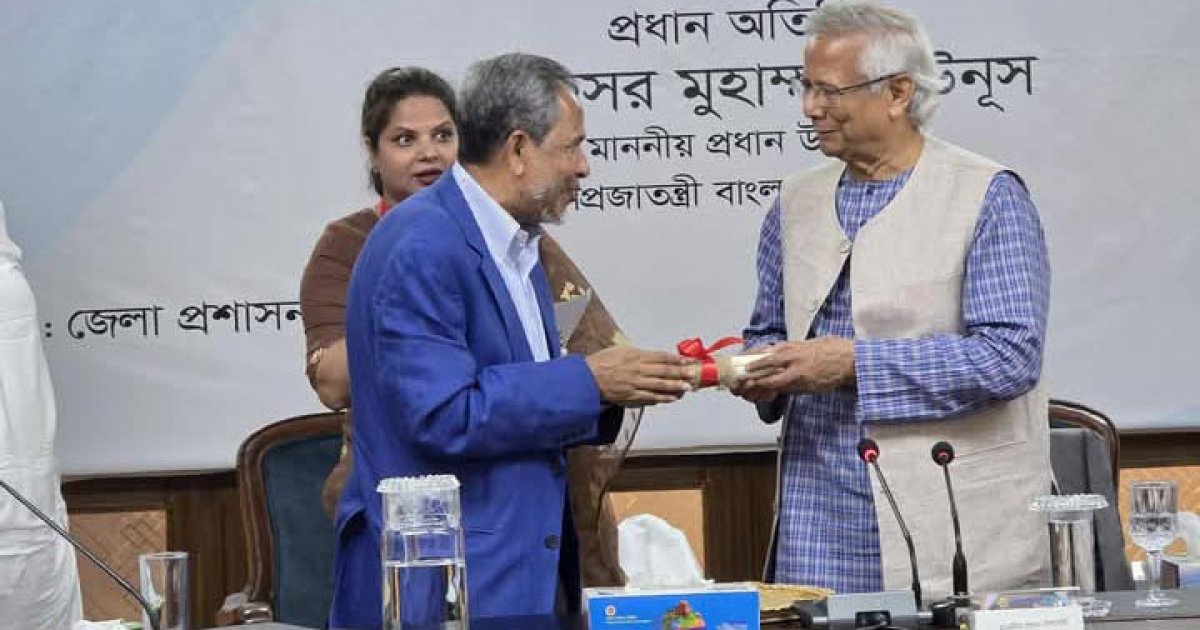 চট্টগ্রাম হার্ট ফাউন্ডেশন হাসপাতালের জমির দলিল হস্তান্তর করেছেন প্রধান উপদেষ্টা