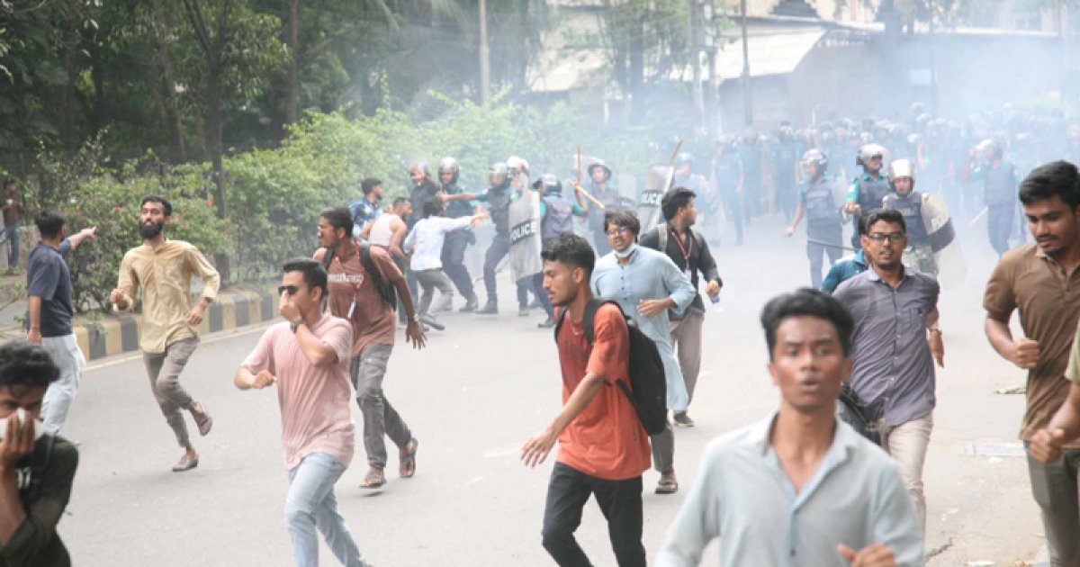 জবি শিক্ষার্থীদের ‘মার্চ টু যমুনা’ কর্মসূচিতে পুলিশের বাধা