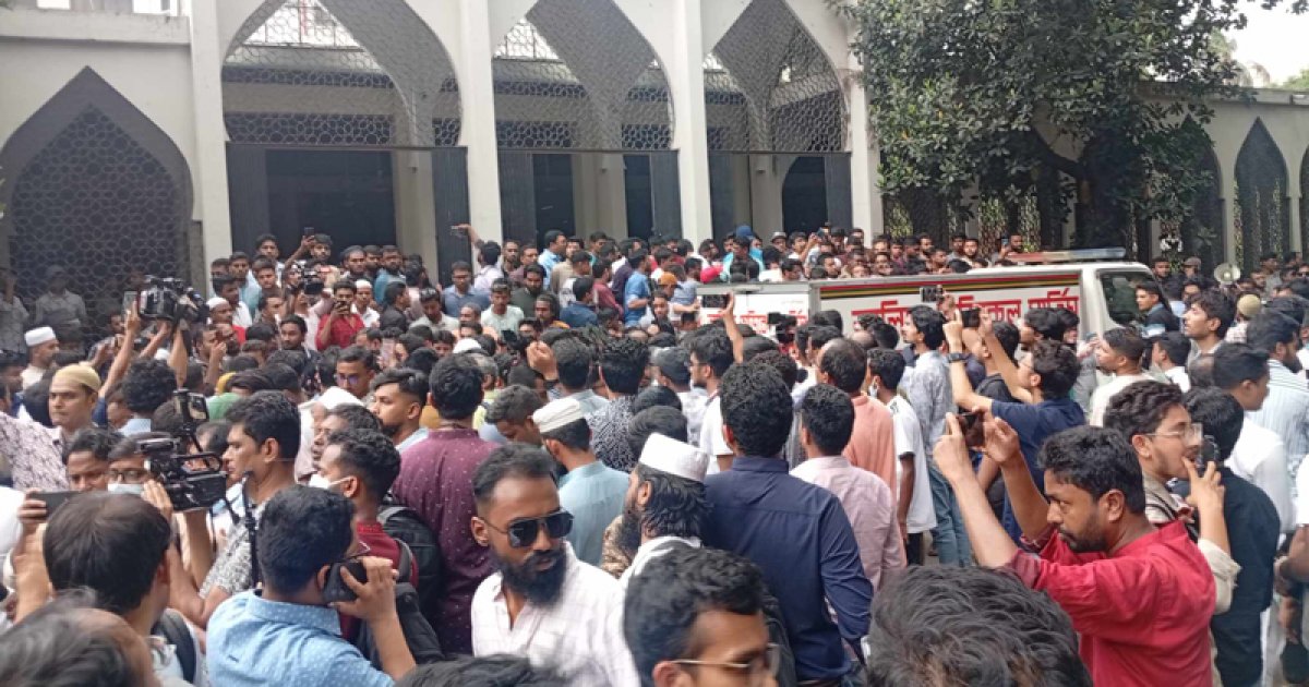 ক্যাম্পাসে ঢাবি শিক্ষার্থী সাম্যের জানাজা সম্পন্ন