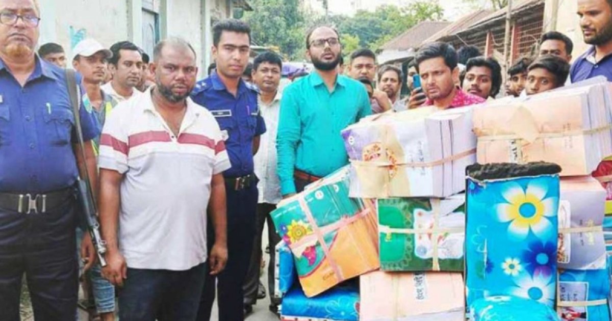সরকারি ৮০০ বই বিক্রি করতে নেওয়ার সময় দুই জন আটক