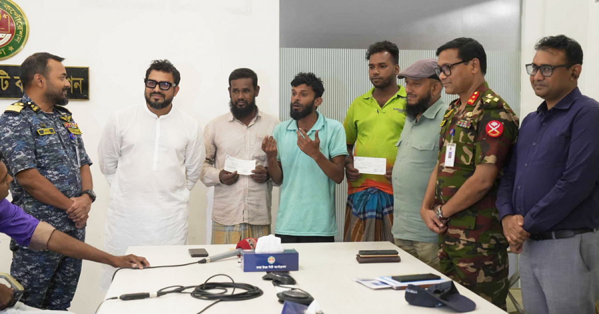 অভিযানে গুঁড়িয়ে দেওয়া তিন রিকশার চালক পেলেন দেড় লাখ টাকা