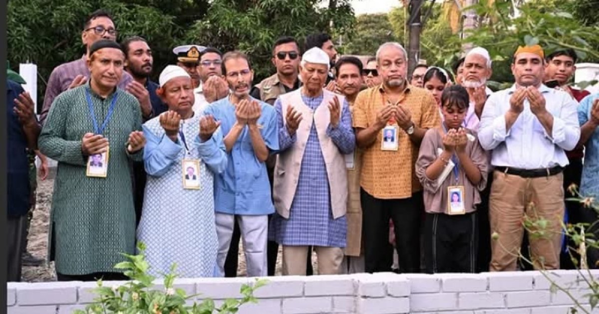 দাদা-দাদিসহ প্রয়াত স্বজনদের কবর জেয়ারত করলেন প্রধান উপদেষ্টা