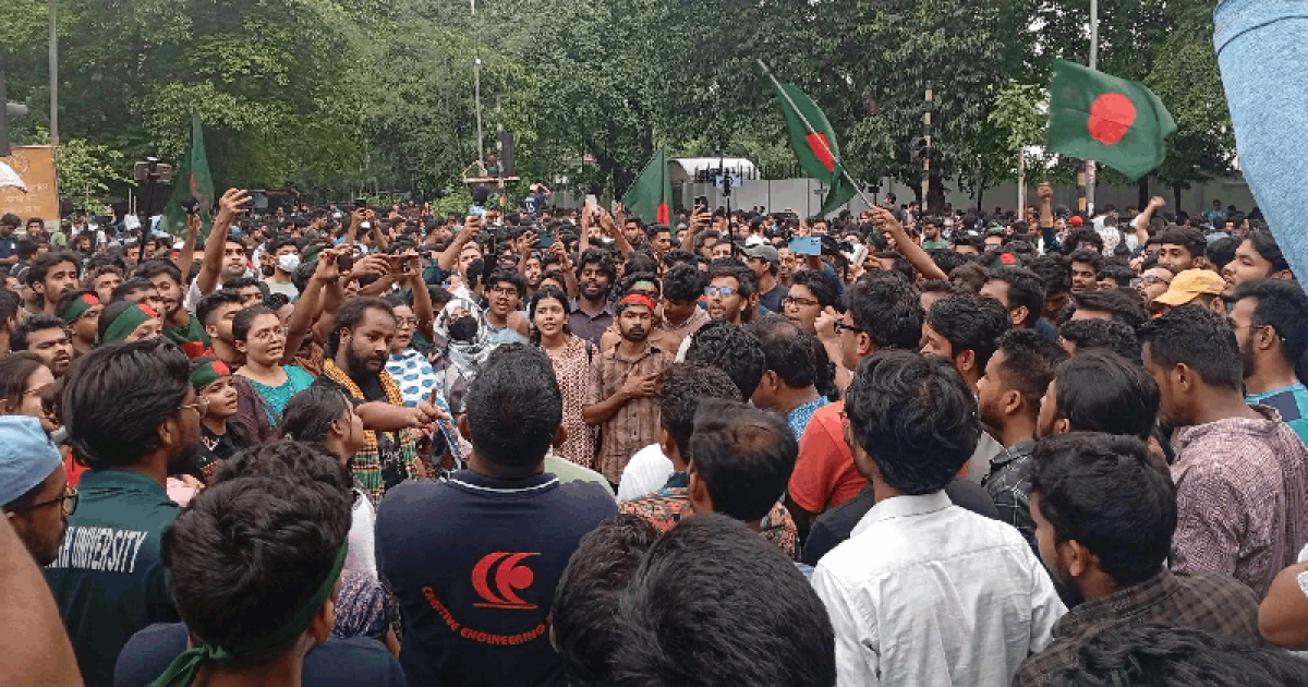 সমবেত কণ্ঠে জাতীয় সংগীত গাইলেন জবির আন্দোলনকারীরা