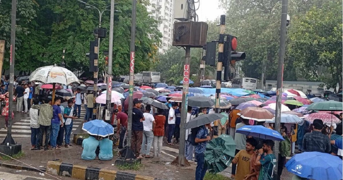 বৃষ্টিতেও উত্তাল জবি শিক্ষার্থীদের আন্দোলন