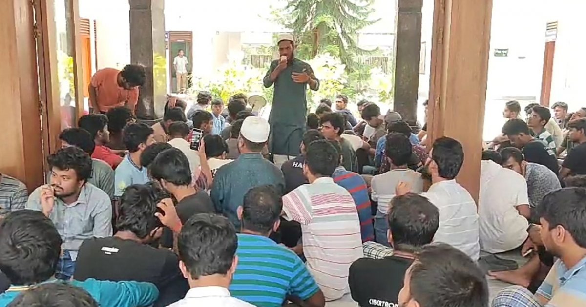কুয়েটে অচলাবস্থা: আবারও অবস্থানে শিক্ষার্থীরা, দাবিতে অনড় শিক্ষকরা