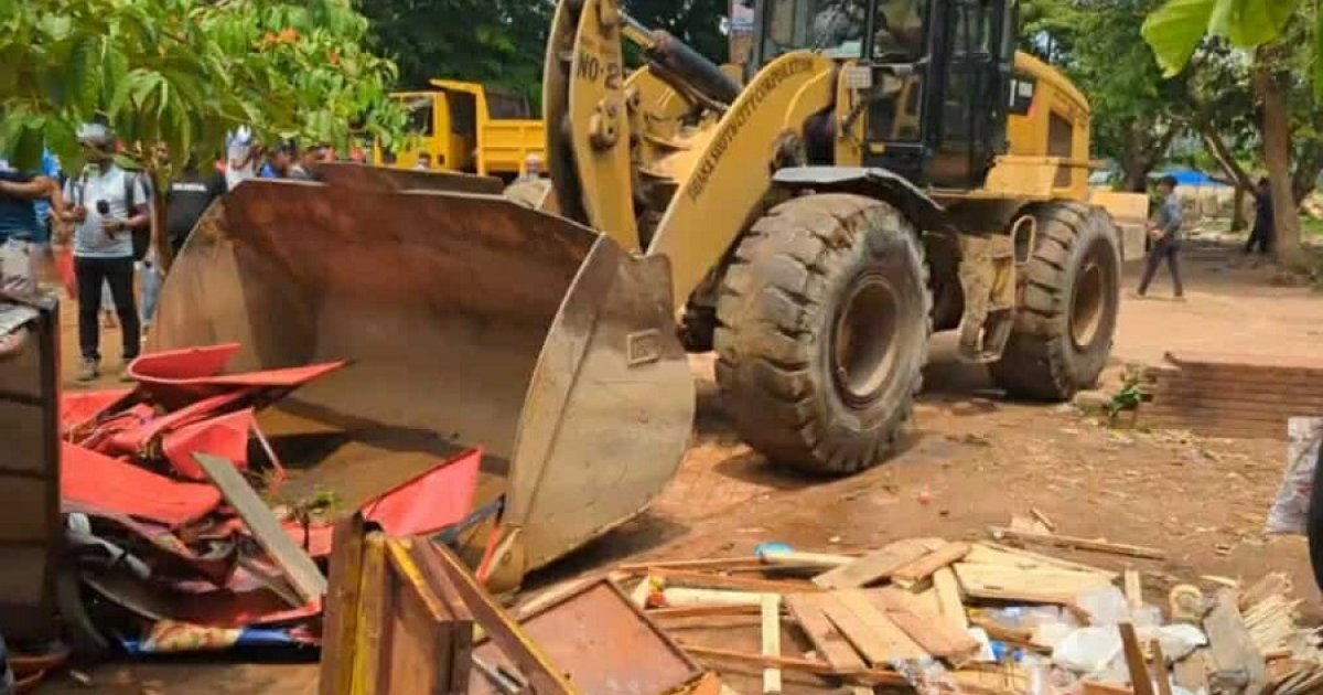 সোহরাওয়ার্দী উদ্যানে অবৈধ স্থাপনা গুঁড়িয়ে দেওয়া হচ্ছে