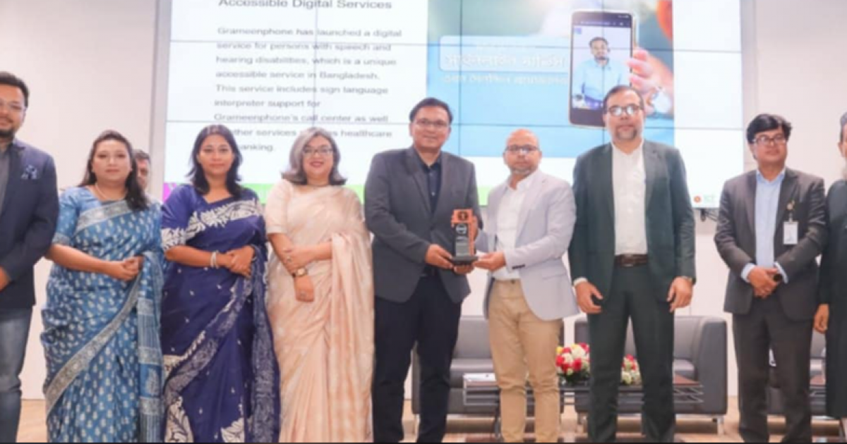 ইশারা ভাষায় গ্রাহক সেবার জন্য সম্মাননা স্মারক পেল গ্রামীণফোন