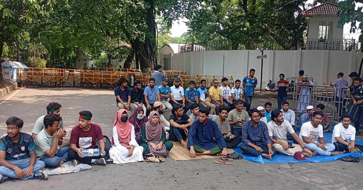 তৃতীয় দিনের মতো যমুনার সামনে জবির আন্দোলনকারীরা