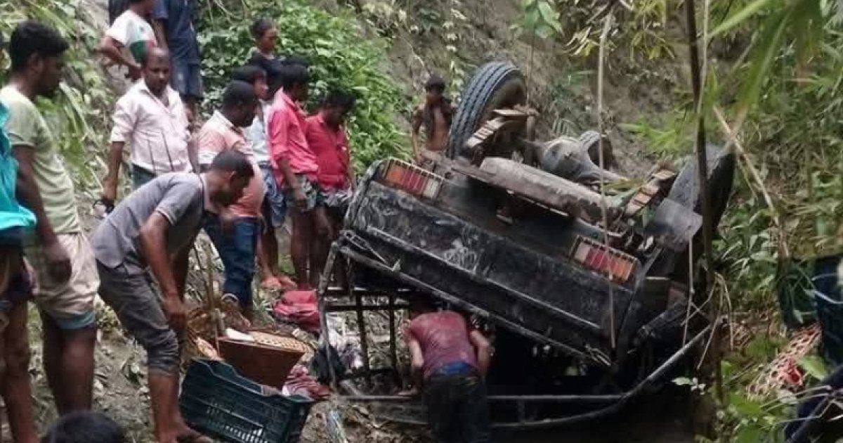 বান্দরবানে চাঁদের গাড়ি খাদে পড়ে প্রাণ গেলো একজনের, আহত ২৩
