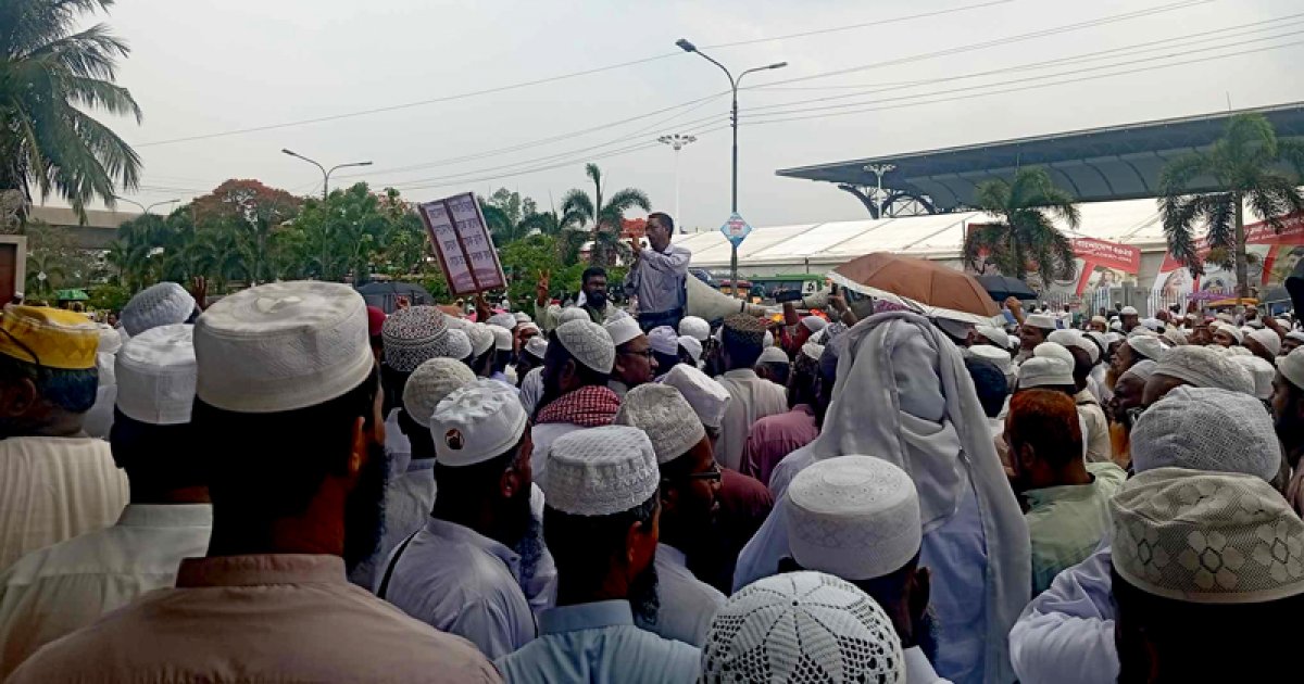 মন্ত্রণালয়ের কর্মকর্তাদের অবরুদ্ধ করে কর্মী-শিক্ষকদের বিক্ষোভ, দুই ঘণ্টার আল্টিমেটাম