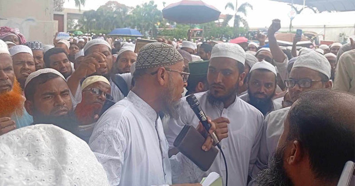 বকেয়া বেতনের দাবিতে মসজিদভিত্তিক শিক্ষা প্রকল্পের কর্মী-শিক্ষকদের অবস্থান কর্মসূচি