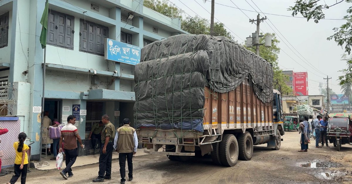 ১০ মাসে হিলি স্থলবন্দরে রাজস্ব ঘাটতি ৪৬ কোটি ৭৬ লাখ টাকা